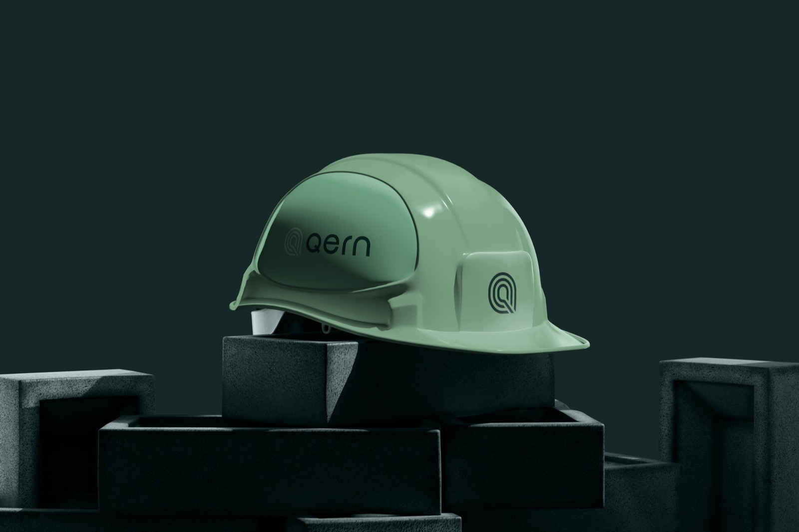 Qern logo op bouwhelm — merkidentiteit toegepast op werkveld-kleding